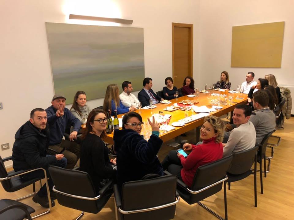 FOTO LAJM/ Lulzim Basha mbledh gazetarët në zyrë, por stonon me një drekë “simotër” 4.6 milionë lekëshe të Niko Peleshit