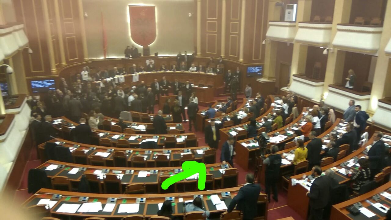 FOTO/ Skandal me zgjedhjen e Kryeprokurores, Taulant Balla vodhi 8 karta nga opozita, votimi i pavlefshëm