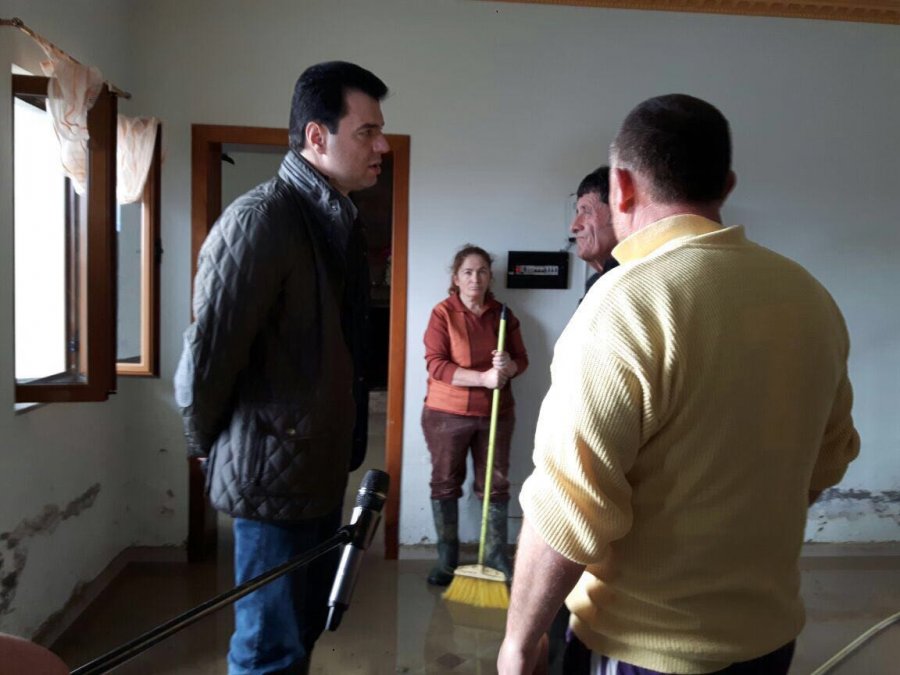 FOTO GALERI/ “U veprua me vonesë”, Basha i gjendet pranë të përmbyturve në Fushë Krujë