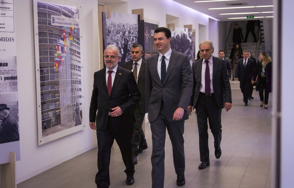 FOTO/ Basha takon Talat Xhaferrin: Emërimi juaj në krye të Parlamentit tregon emancipimin e Maqedonisë