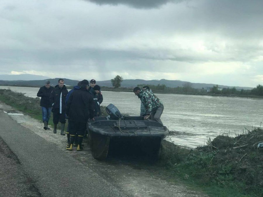 FOTO GALERI/ Përmbytjet në Fier bashkojnë Subashin me Bashën, kryedemokrati: Emergjente ndihma me ushqime, veshje dhe strehim