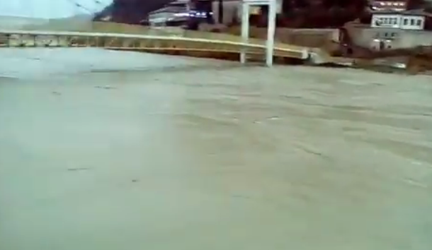 VIDEO/Tani lumi Osum eshte bere i frikshem, ne buze te Beratit