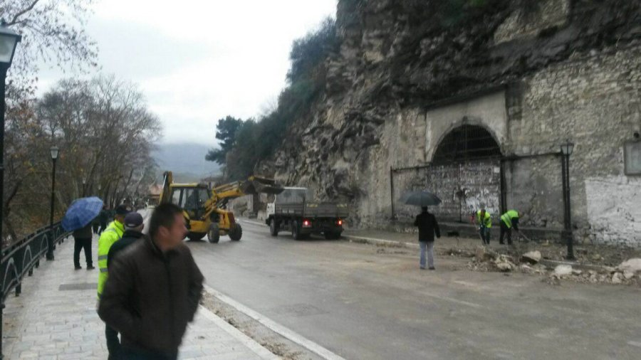 FOTO GALERI/ E rrezikshme në Berat, masivi shkëmbor nga Kalaja bie në rrugën që përshkon Mangalemin