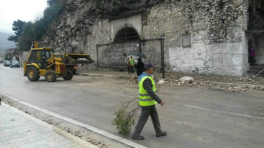 FOTO GALERI/ E rrezikshme në Berat, masivi shkëmbor nga Kalaja bie në rrugën që përshkon Mangalemin