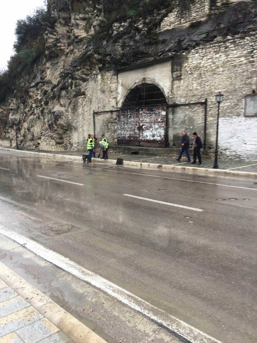 FOTO GALERI/ E rrezikshme në Berat, masivi shkëmbor nga Kalaja bie në rrugën që përshkon Mangalemin