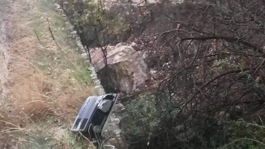 FOTO GALERI/ E rrezikshme në Berat, masivi shkëmbor nga Kalaja bie në rrugën që përshkon Mangalemin