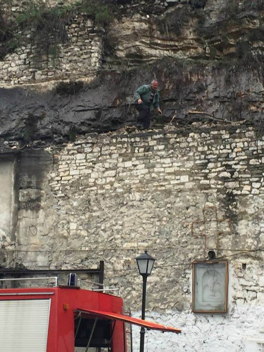 FOTO GALERI/ E rrezikshme në Berat, masivi shkëmbor nga Kalaja bie në rrugën që përshkon Mangalemin
