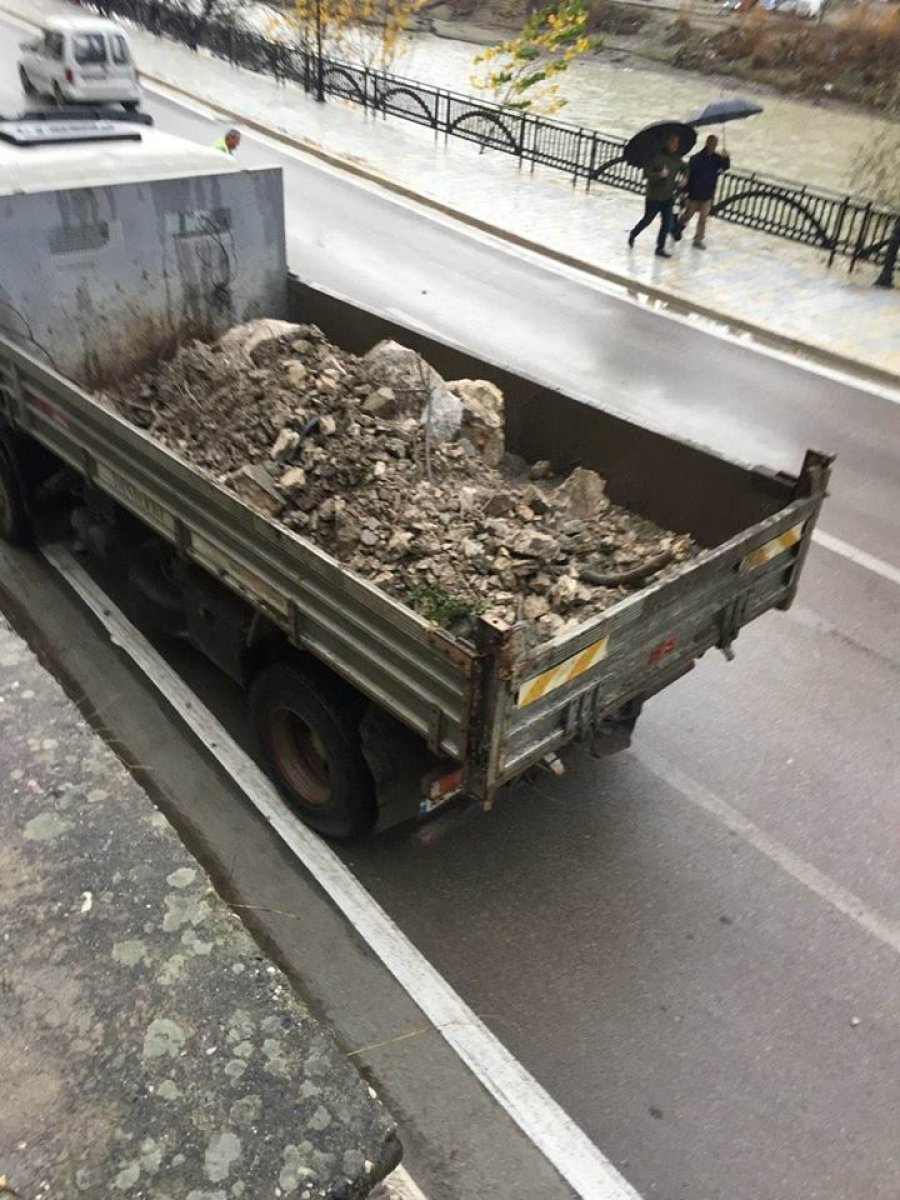 FOTO GALERI/ E rrezikshme në Berat, masivi shkëmbor nga Kalaja bie në rrugën që përshkon Mangalemin