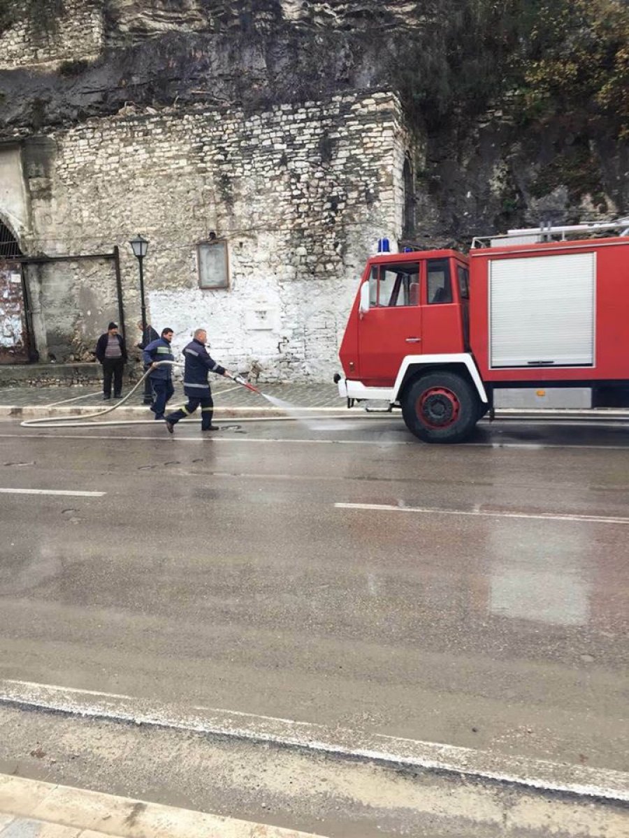 FOTO GALERI/ E rrezikshme në Berat, masivi shkëmbor nga Kalaja bie në rrugën që përshkon Mangalemin