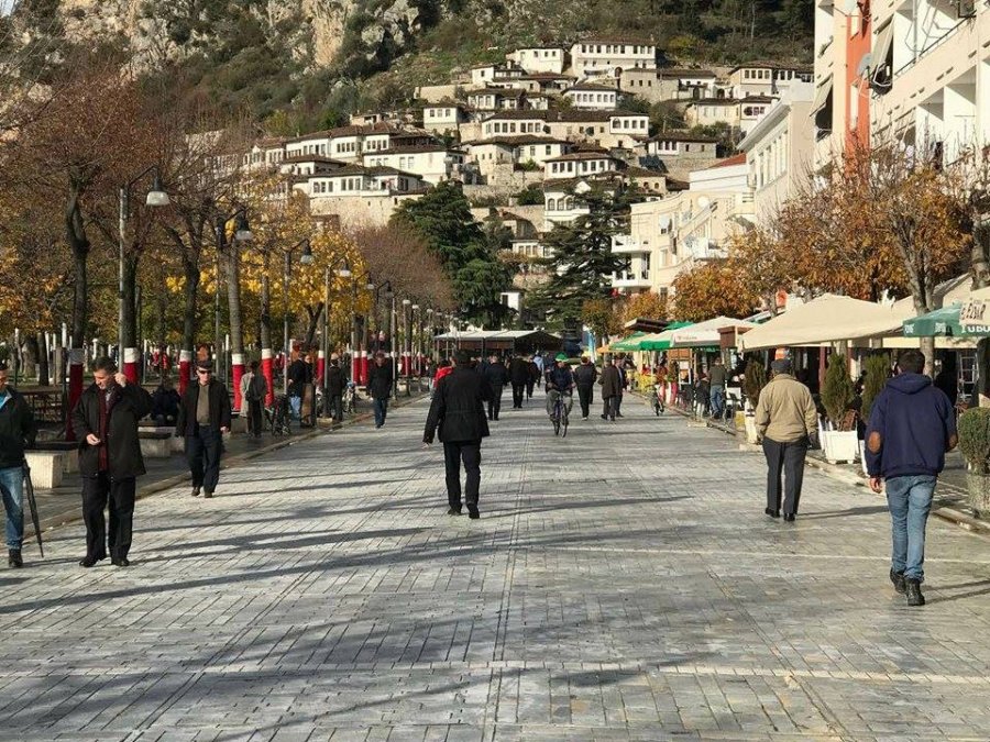 FOTO GALERI/ Osumi tërhiqet, Berati i kthehet normalitetit nën rrezet e diellit