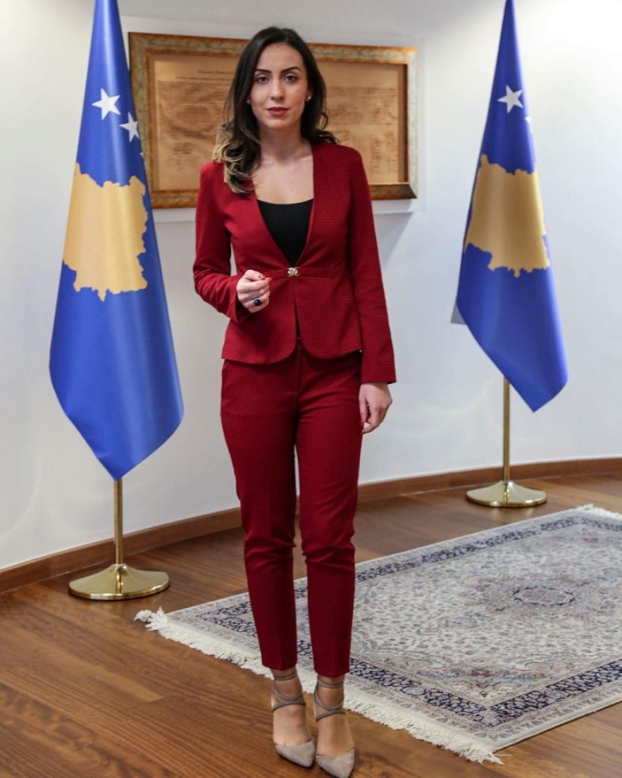 EMRI & FOTO GALERI/ Njihuni me asistenten joshëse dhe provokuese të kryeministrit