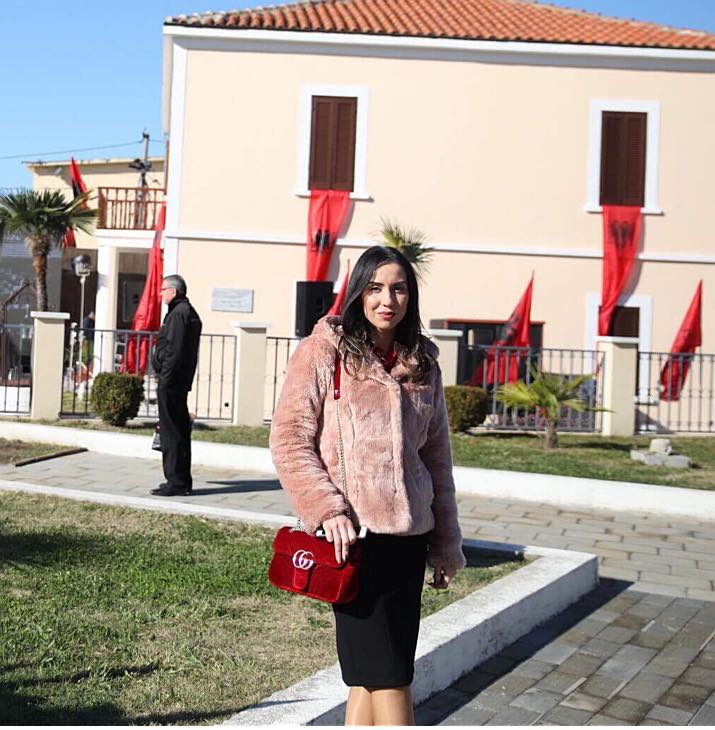 EMRI & FOTO GALERI/ Njihuni me asistenten joshëse dhe provokuese të kryeministrit