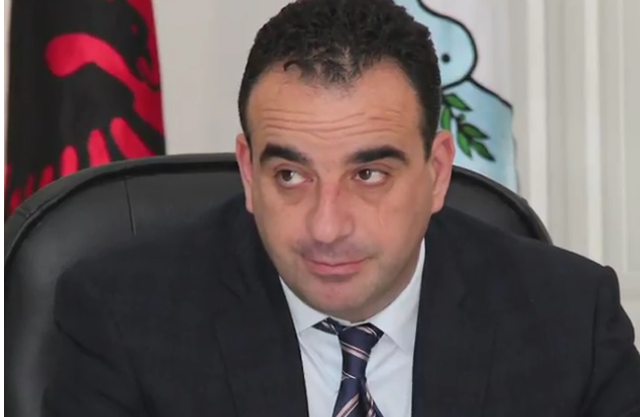 Artur Zoto merr një dëshmi pro tij në gjyqin e burgjeve