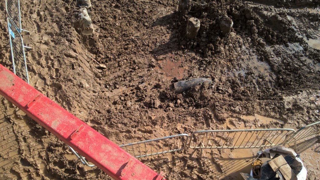 FOTO/ Tepelenë, lumi nxjerr 80 bomba të Luftës së Dytë Botërore