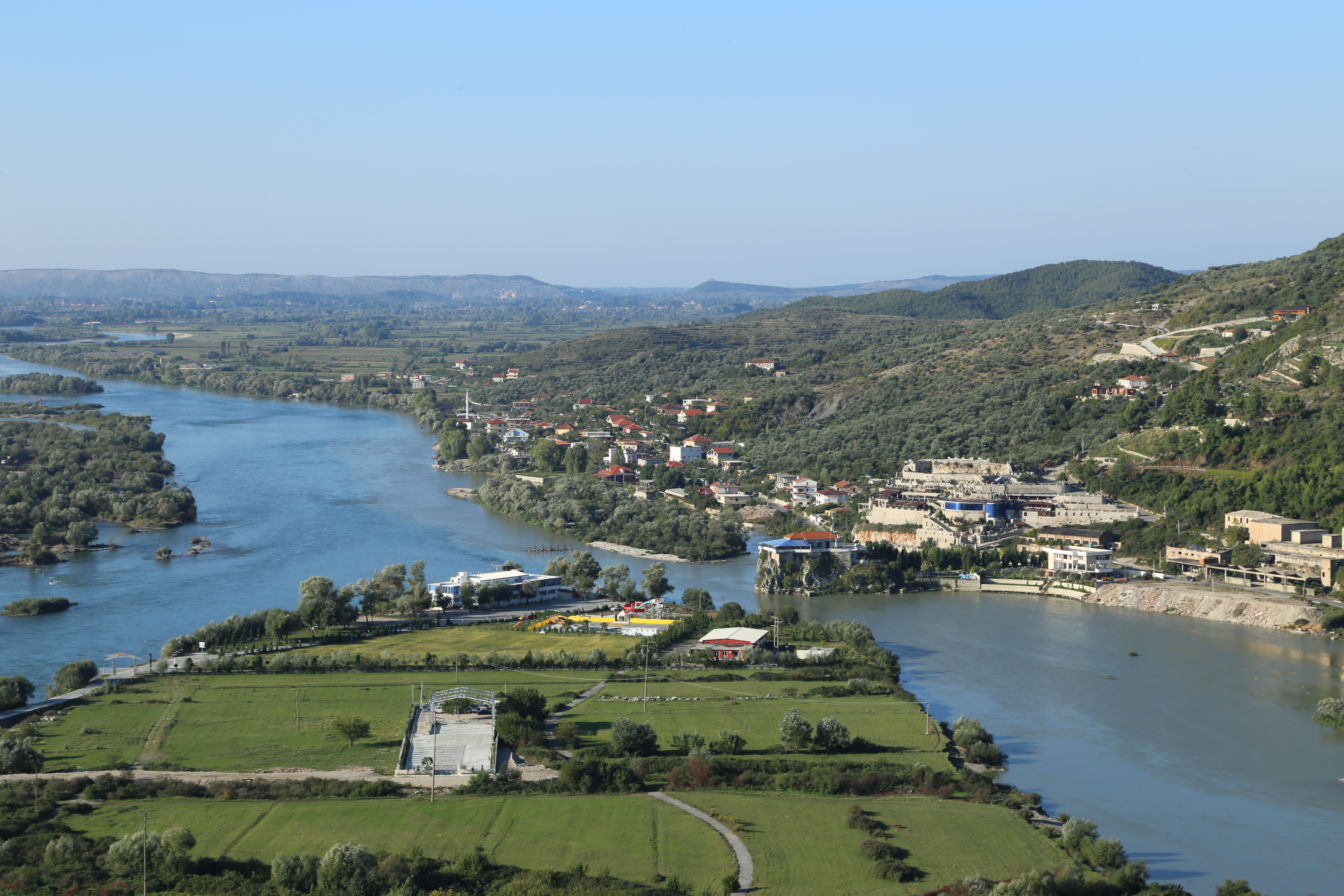 Shkodër, legalizuan ndërtimet mbi Bunë, paditet ish drejtori i ALUIZNI-t