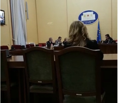 VIDEO/ Byroja gjykon Kryemadhin: A bëre shkelje kur gjuajte me çizme? Kryetarja e LSI: Po të kujtoj betimin e deputetit