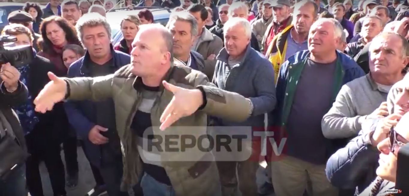 VIDEO/ Banorët e përmbytur të Novoselës, “mbysin” kryebashkiakun Dritan Lelin: S’duam patate, por duam zgjidhje për lumin