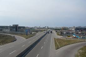 FOTO/ Autobusi përplaset me trafik ndarësen në Sukth, ka vetëm…