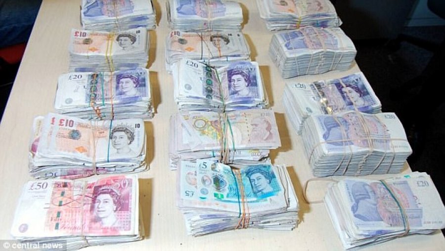 FOTO GALERI/ Çanta plot me stërlina, anglezët habiten kur shohin vendin ku fshihnin drogën shqiptarët