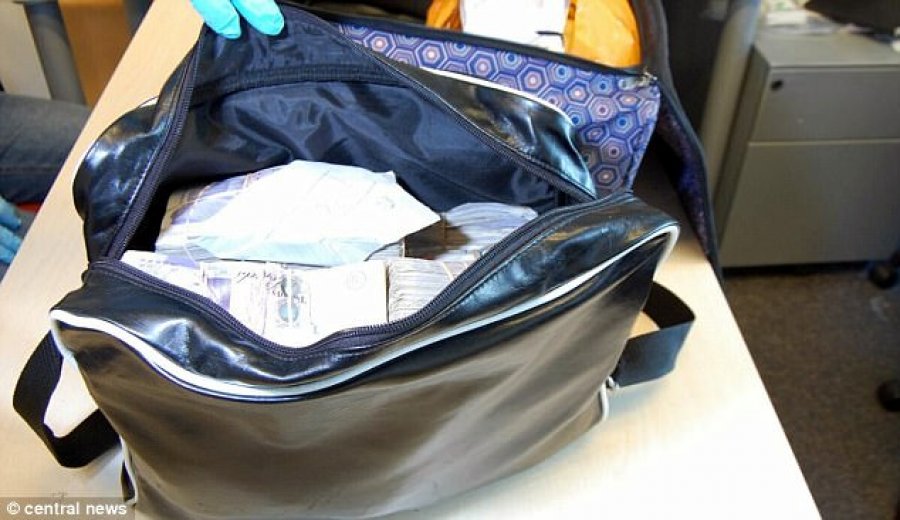 FOTO GALERI/ Çanta plot me stërlina, anglezët habiten kur shohin vendin ku fshihnin drogën shqiptarët