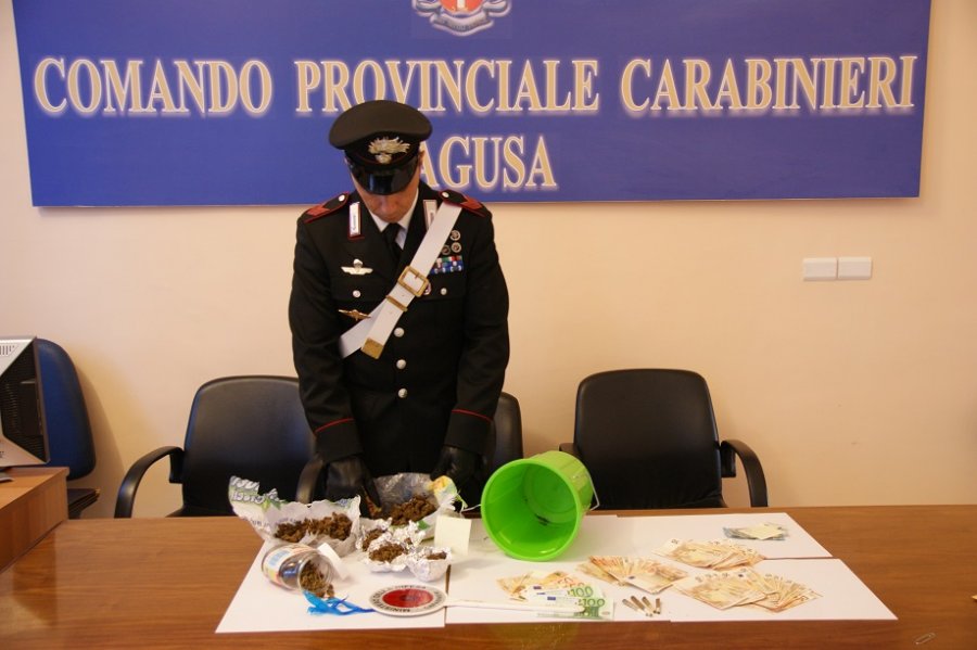 FOTO/ Karabinierët habiten nga 21 vjeçari shqiptar, ia gjejnë frigoriferin plotë me…