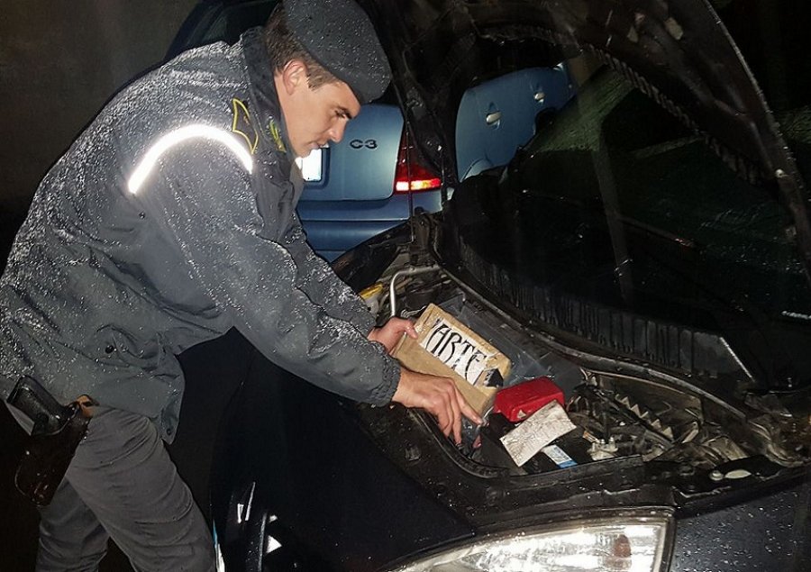 FOTO/ Itali, 60 mijë euro drogë në motorin e makinës, arrestohet shqiptari
