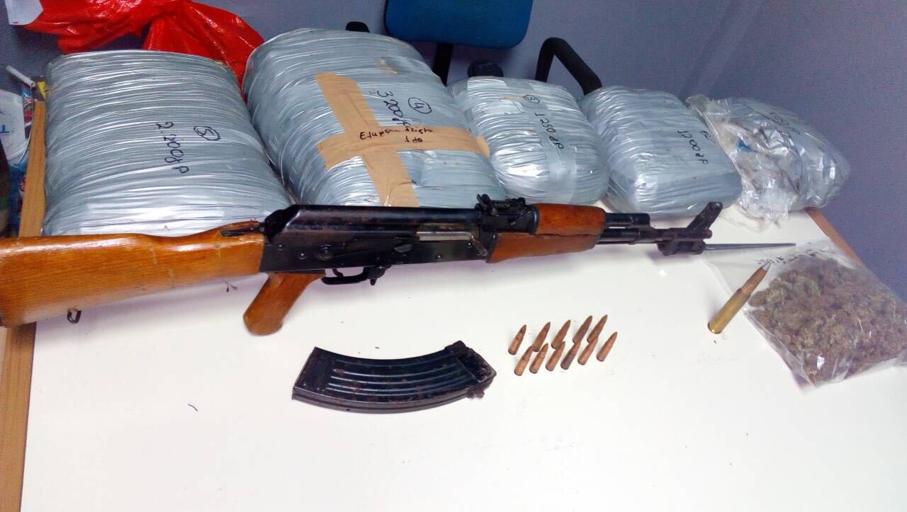 FOTO/ Janinë, arrestohen dy shqiptarë, babë e bir, policia u gjen drogë dhe armë