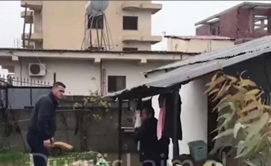 VIDEO/ Të dhimbshme pamjet nga Durrësi, familja e varfër kalon natën nën ujë