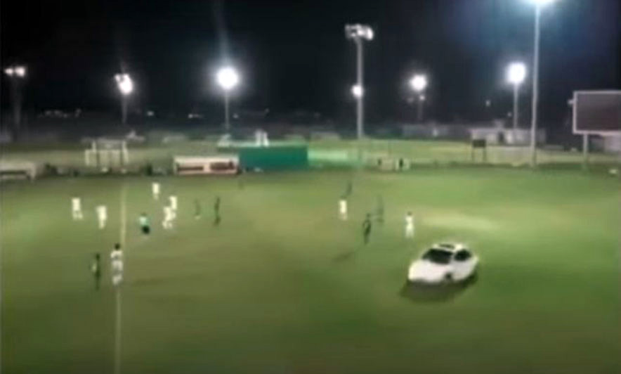 VIDEO/ Tifozi e ekzagjeron, hyn me makinë në fushën e lojës