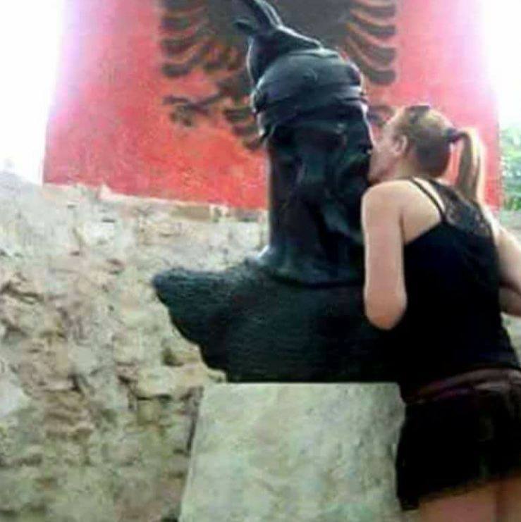 15 FOTO HUMORISTIKE/ Nga dashuria në kohën e kolerës, te vigjilja e vitit të Skënderbeut