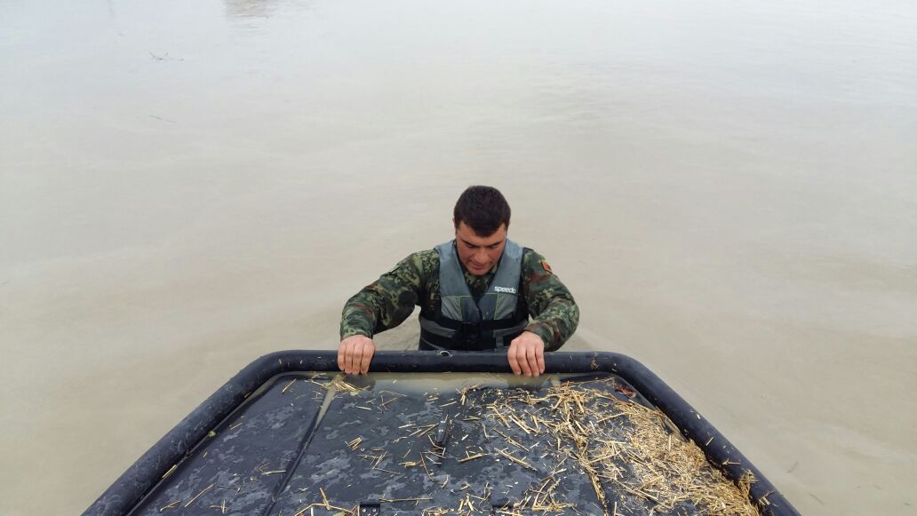 FOTO GALERI/ Niveli i ujit mbi 1 metër bllokon 6 fshatra të Vlorës, lëvizet vetëm me gomone e helikopter