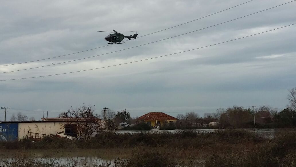 FOTO GALERI/ Niveli i ujit mbi 1 metër bllokon 6 fshatra të Vlorës, lëvizet vetëm me gomone e helikopter