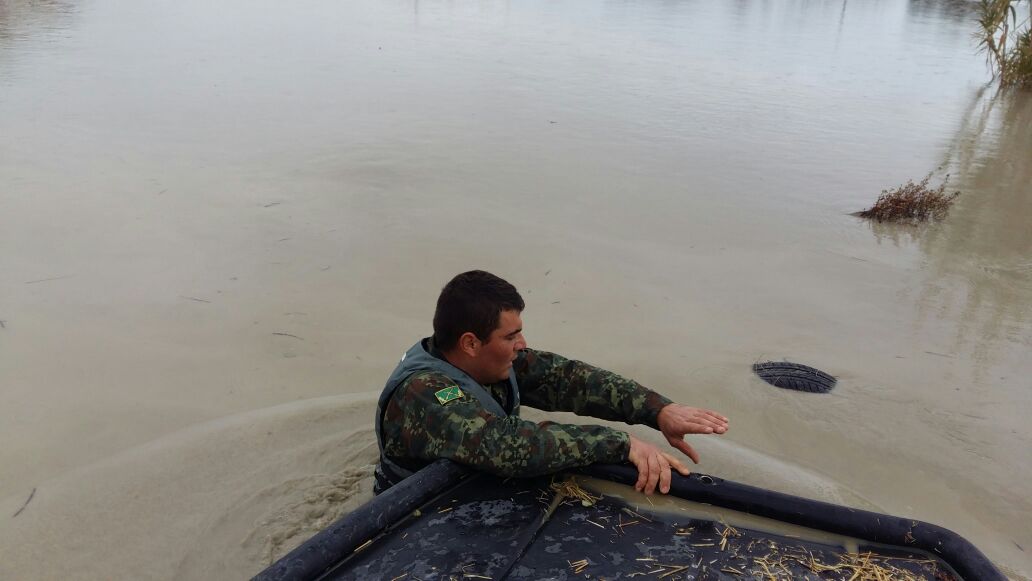 FOTO GALERI/ Niveli i ujit mbi 1 metër bllokon 6 fshatra të Vlorës, lëvizet vetëm me gomone e helikopter