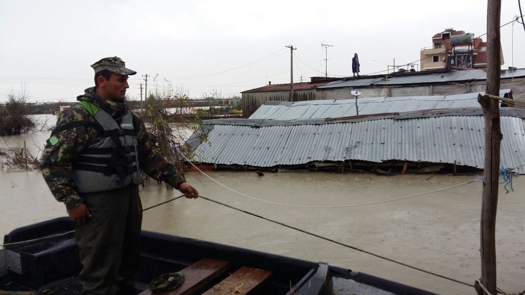 FOTO GALERI/ Niveli i ujit mbi 1 metër bllokon 6 fshatra të Vlorës, lëvizet vetëm me gomone e helikopter