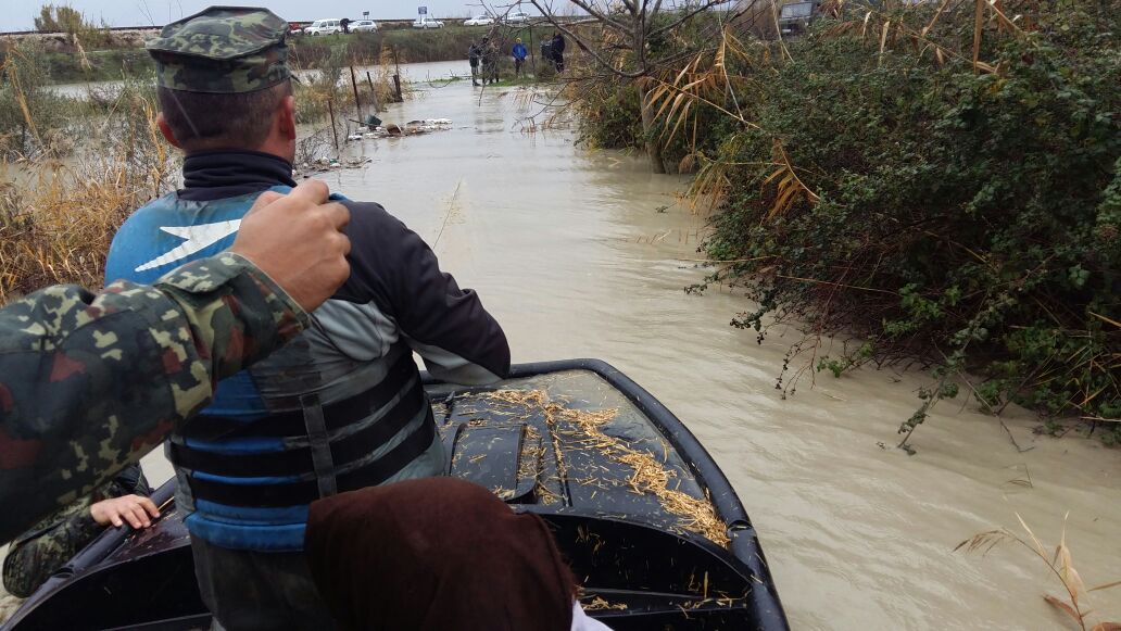 FOTO GALERI/ Niveli i ujit mbi 1 metër bllokon 6 fshatra të Vlorës, lëvizet vetëm me gomone e helikopter