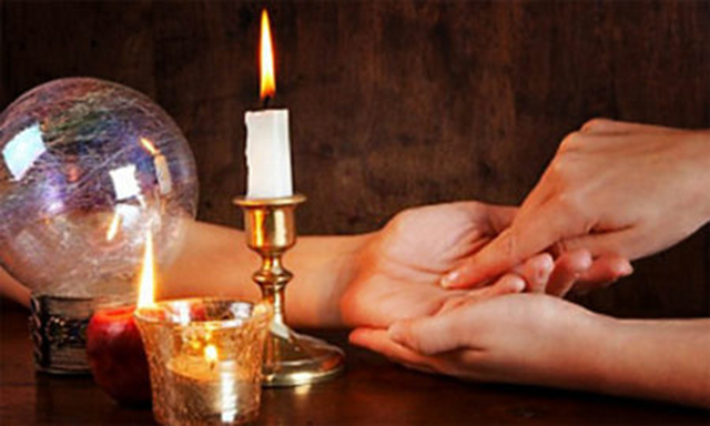 DETAJ/ Tiranë, fallxhorja mashtron një burrie një vajzë, ju merr bizhutë e floririt “për tu zgjidhur hallet”