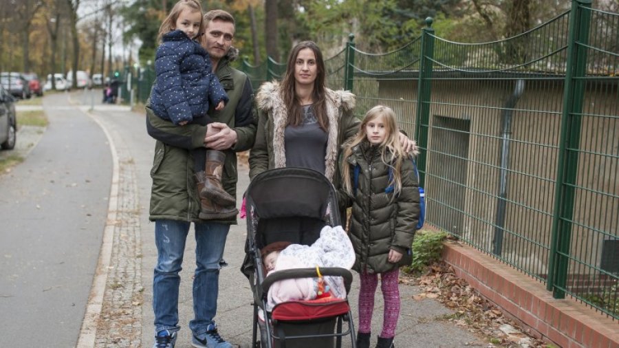 Dëbimi gjatë natës në Berlin dhe kthimi i trishtë i familjes Ajazaj me 3 vajzat e vogla në Gjorm të Vlorës