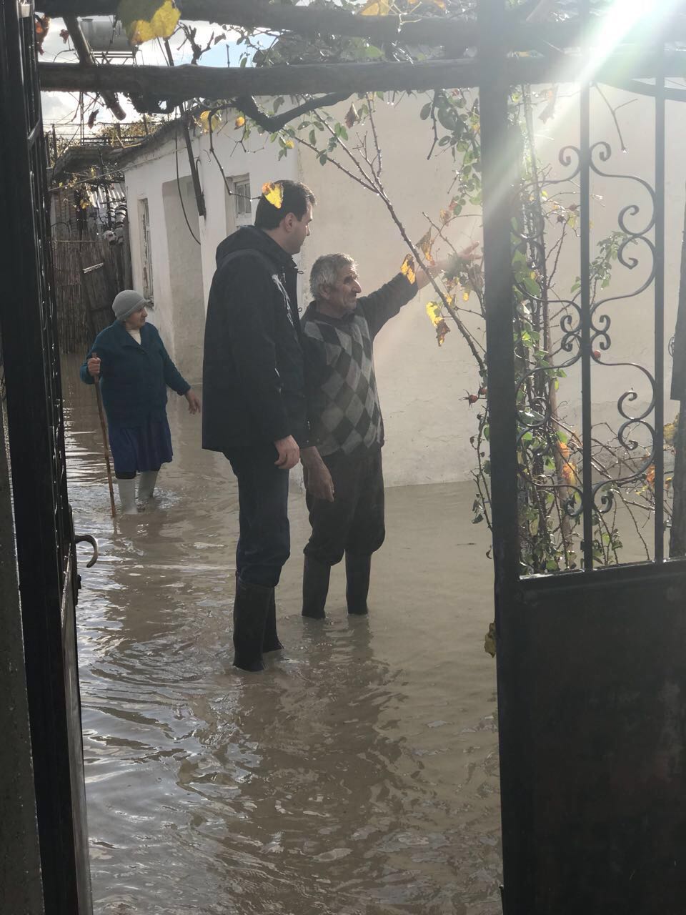 FOTO/ Përmbytjet në Fier, Basha ndalet në Ferras: Qeveria ka braktisur banorët, urgjent furnizimi me ujë të pijshëm