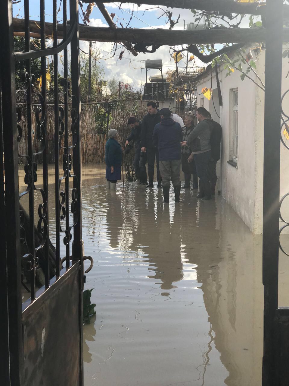 FOTO/ Përmbytjet në Fier, Basha ndalet në Ferras: Qeveria ka braktisur banorët, urgjent furnizimi me ujë të pijshëm