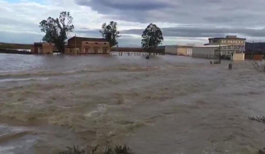 VIDEO/ Tmerruese situata në rrethinat e Fierit, Vjosa një “përbindësh” që mbulon 3000 ha tokë