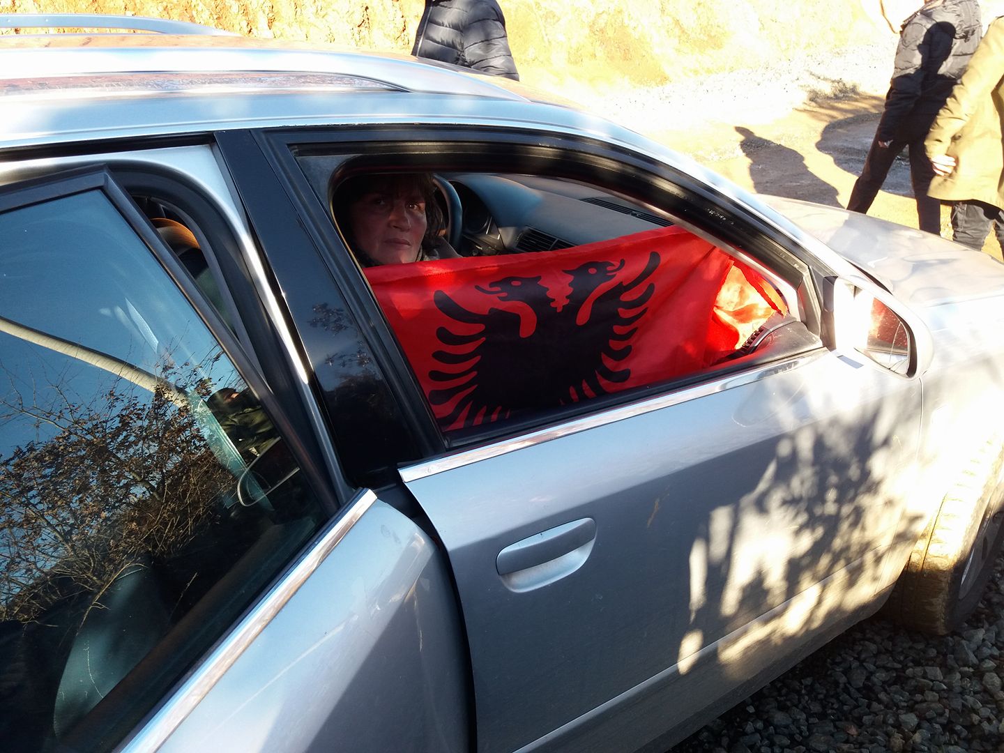 FOTO & VIDEO GALERI/ Mirditë, banorët protestojnë dhe heqin flamurin turk mbi hidrocentral