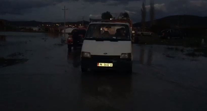 VIDEO/ Nxirret nga uji pas disa orës, furgoni në fshatin Ferras