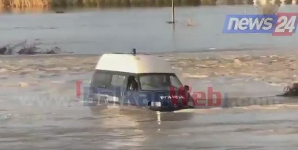 VIDEO/ Çahet argjinatura e Vjosës, uji merr përpara furgonin e policisë dhe tre efektivë