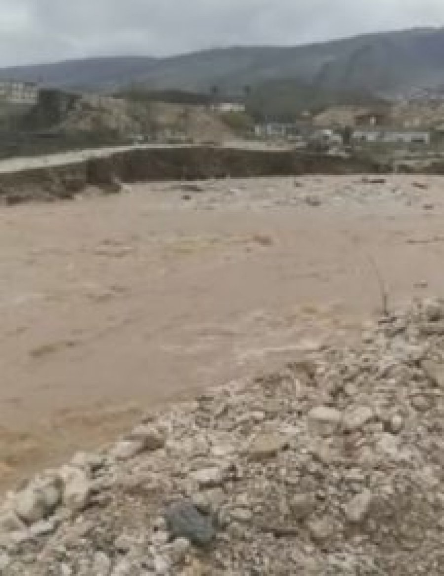 FOTO/ Në Gjirokastër apelojnë për ndihmë: Përroi po na merr shtëpitë
