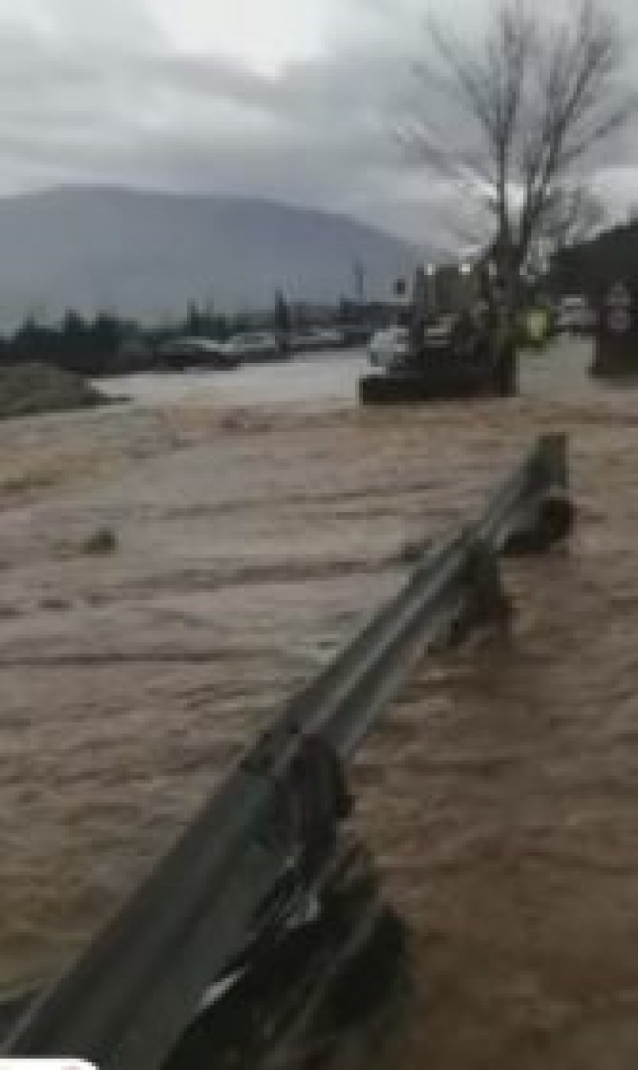 FOTO/ Në Gjirokastër apelojnë për ndihmë: Përroi po na merr shtëpitë
