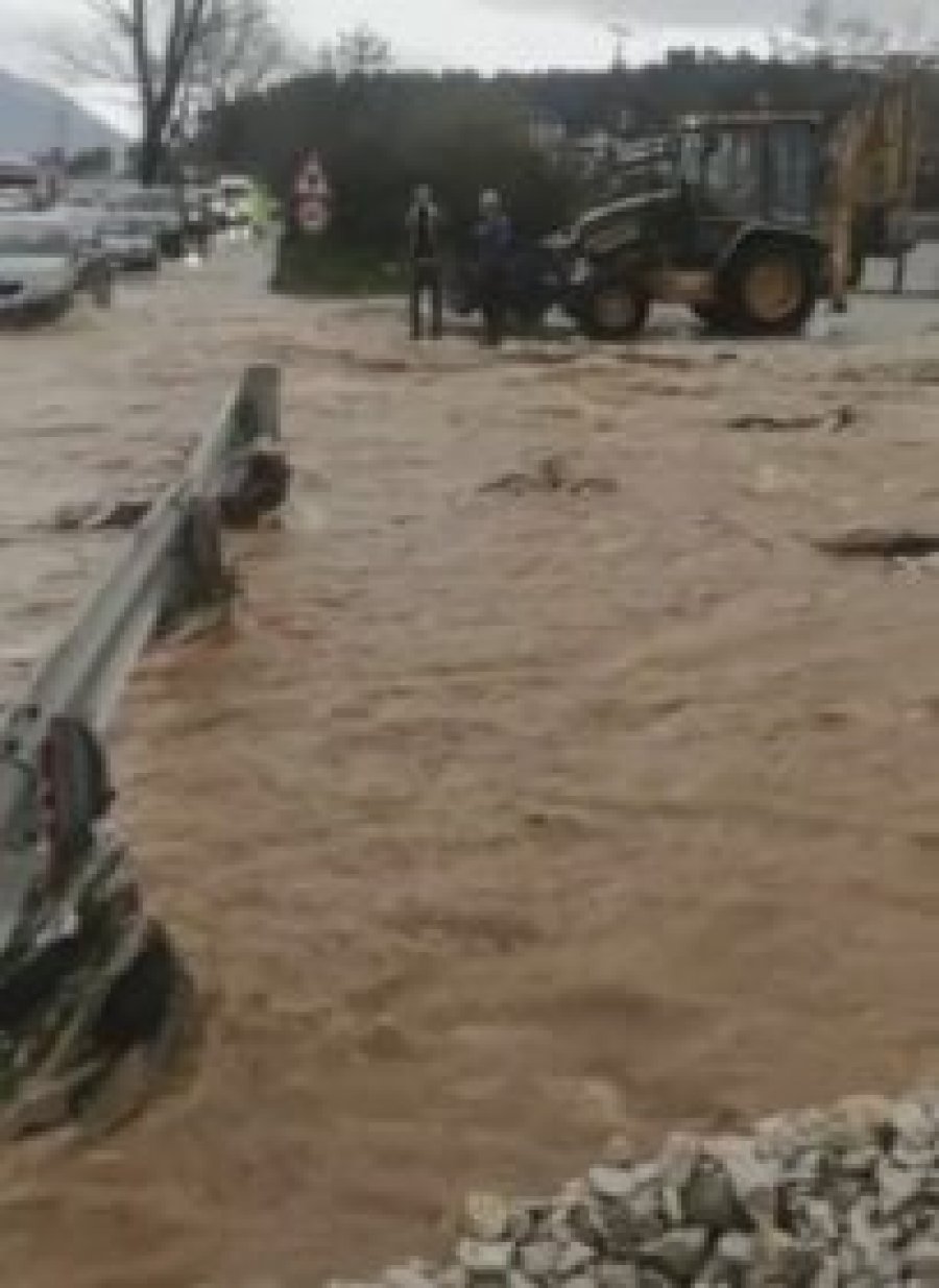 FOTO/ Në Gjirokastër apelojnë për ndihmë: Përroi po na merr shtëpitë