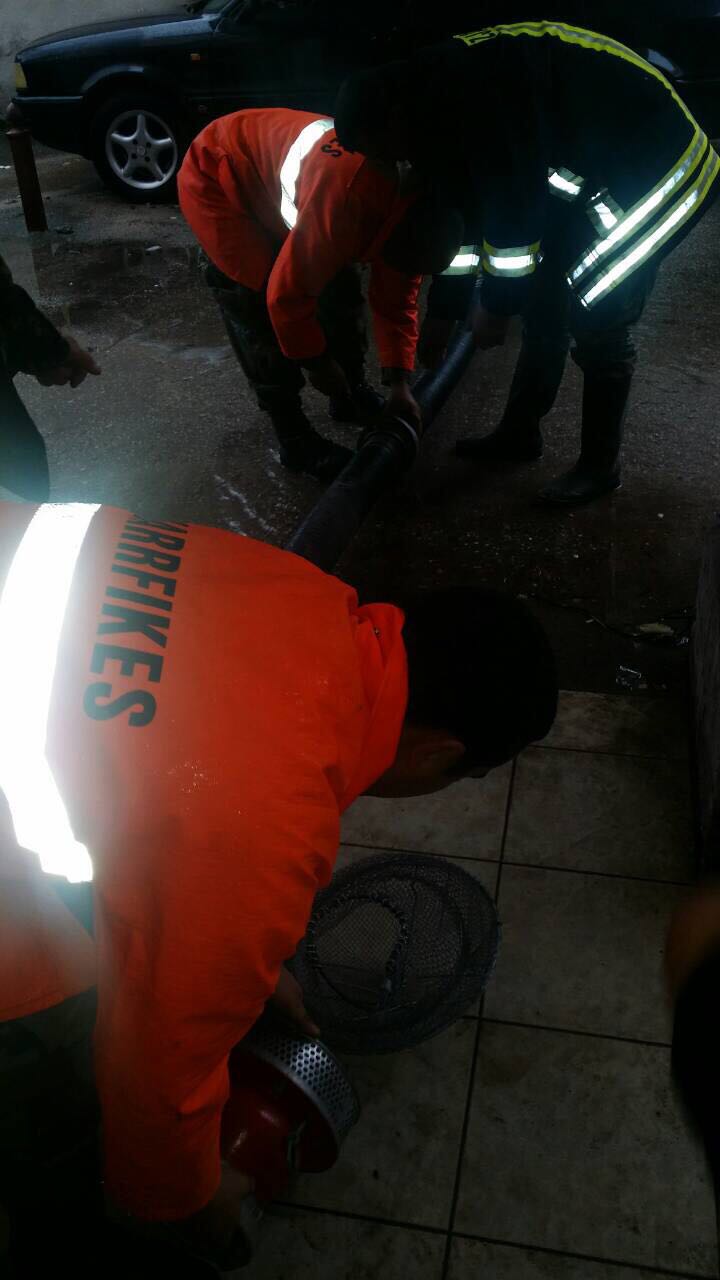 VIDEO & FOTO GALERI/ Gjirokastër, përmbyten varrezat e qytetit, uji “pushton” edhe spitalin