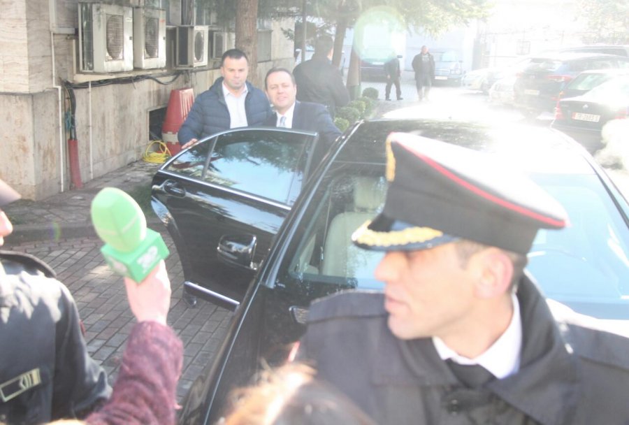 VIDEO – FOTO/ Llalla i dorëzon zyrtarisht çelësat Arta Markut, ja momenti i largimit