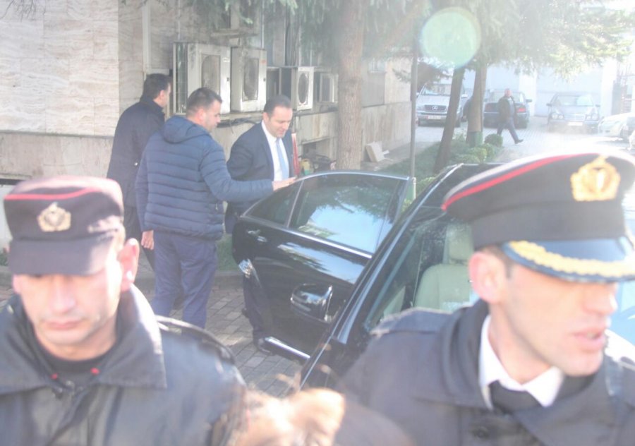 VIDEO – FOTO/ Llalla i dorëzon zyrtarisht çelësat Arta Markut, ja momenti i largimit