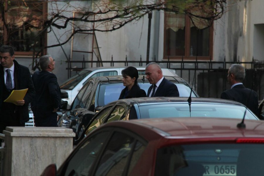 VIDEO – FOTO/ Llalla i dorëzon zyrtarisht çelësat Arta Markut, ja momenti i largimit